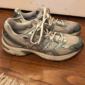 ASICS Gel-1330 tennis shoe